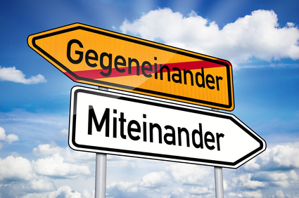 Wegweiser mit Gegeneinander und Miteinander